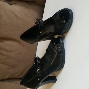 Shoes..Vintage life Stride high heels